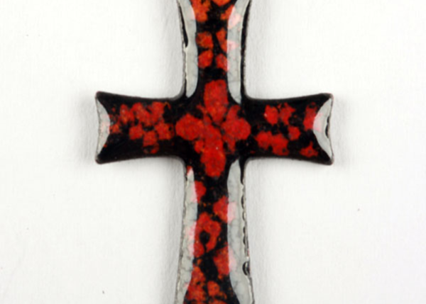 Pendentif croix latine bleu fleur rouge émail sur cuivre 
